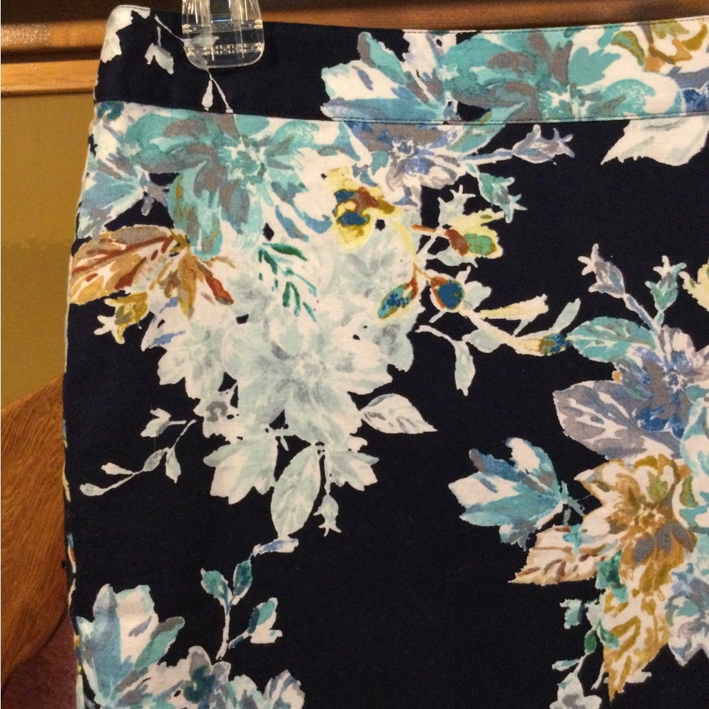 🤍HP!🤍 Van Heusen | Beautiful Floral Skirt - Picture 3 of 8